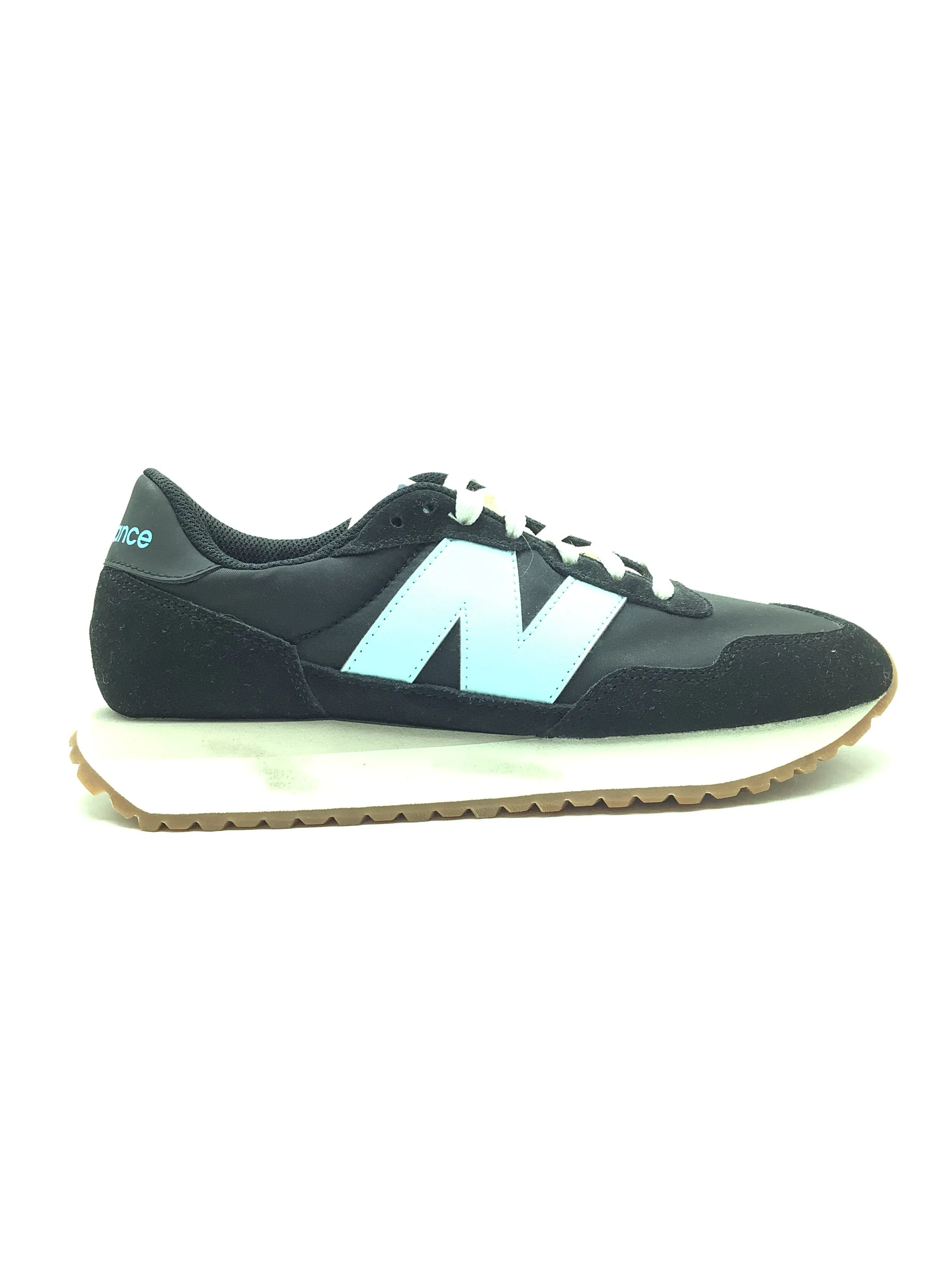 New Balance Low Rise Sneaker Size: 7.5