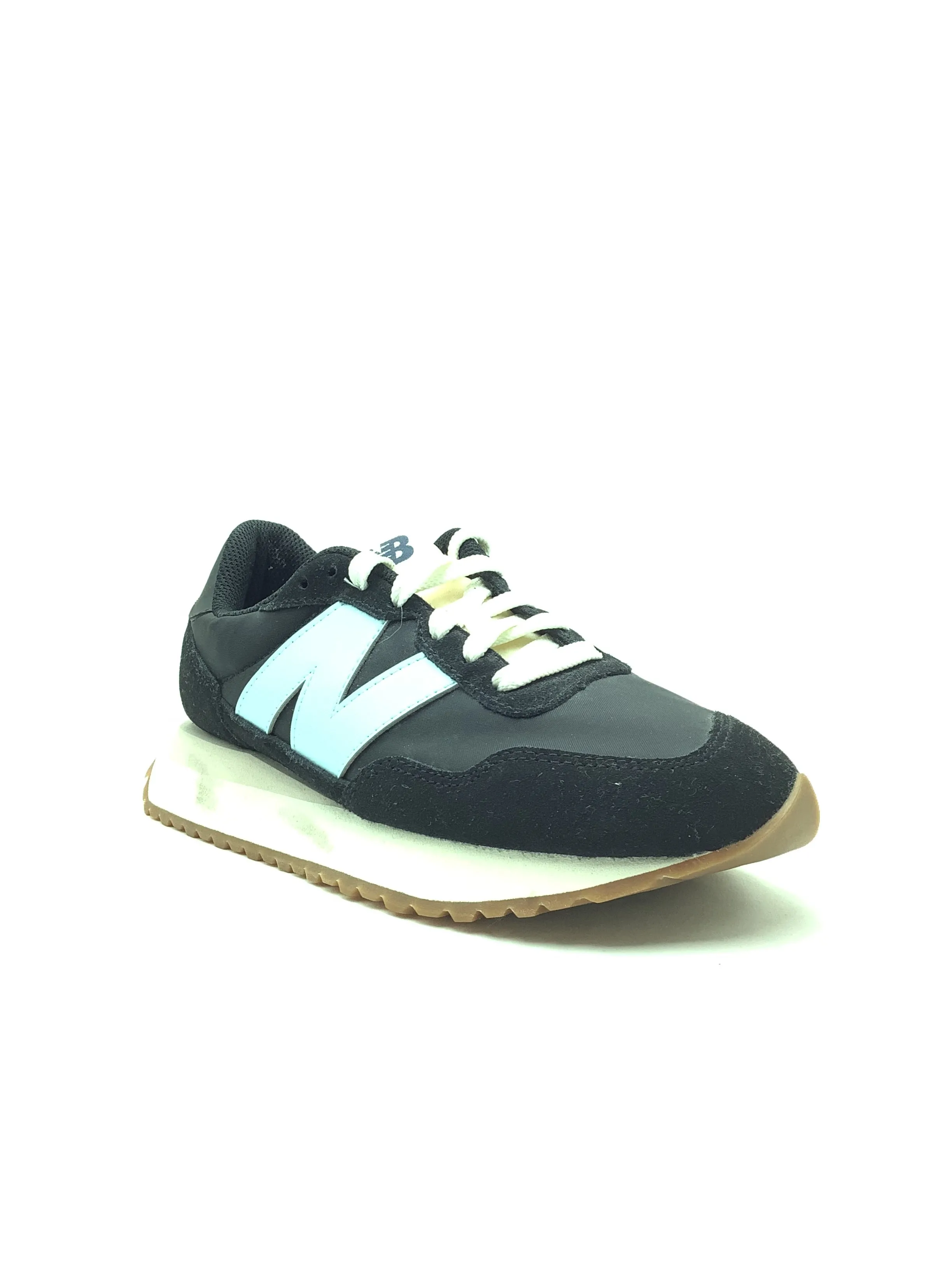New Balance Low Rise Sneaker Size: 7.5